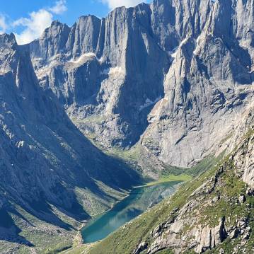 ทัวร์จีน 5 วัน 4 คืน-ร้านหนังสือจงซูเก๋อ     - จตุรัสหยางเทียนหวู่ - หมีแพนด้านอนเซลฟี่ - เมืองเฮยสุ่ย - หมู่บ้านทิเบตหยางหรงฮาเต๋อ - อุทยานต๋ากู่ปิงชวน(รวมรถอุทยาน) - อุทยานเหลียนเป่าเย่เจ๋อ(รวมรถอุทยาน+รถกอล์ฟ) - เมืองโบราณเผ่าเชียงเถาว์ผิง - เมืองเฉิงตู - พิพิธภัณฑ์ผ้าปักเสฉวน - วัดต้าฉือ - ถนนคนเดินซุนซีลู่ - หมีแพนด้าปีนตึกIFS - ถนนไท่กู๋หลี่