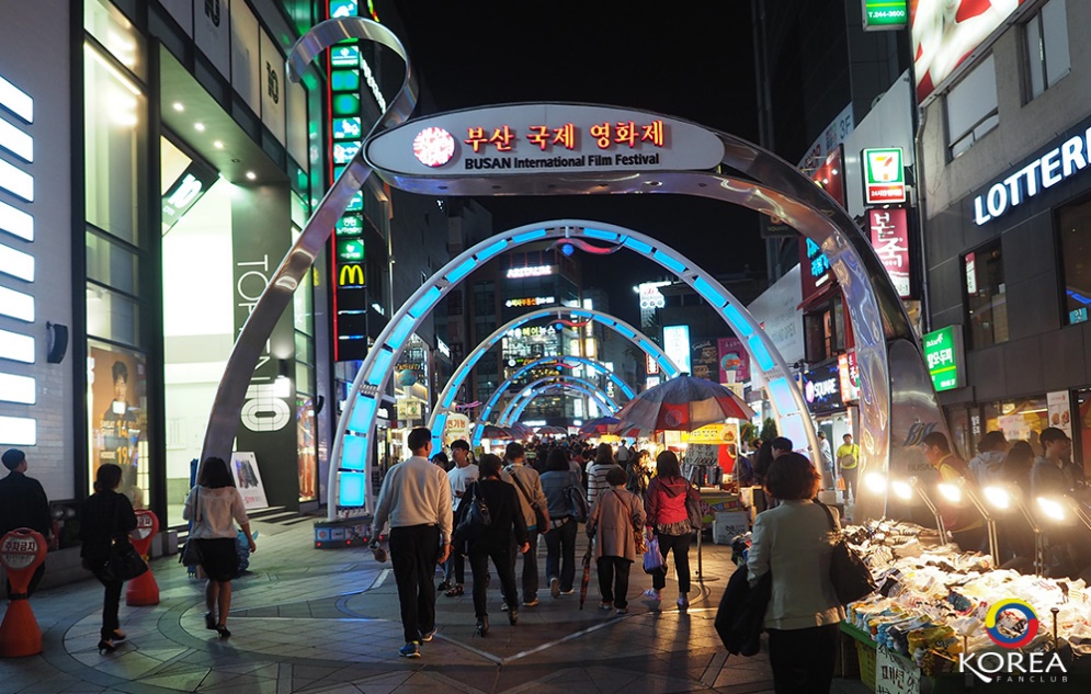 BIFF Square และ ซีอาช โฮต๊อก 씨앗호떡 รถเข็นริมทาง แห่ง ปูซาน เกาหลีไต้